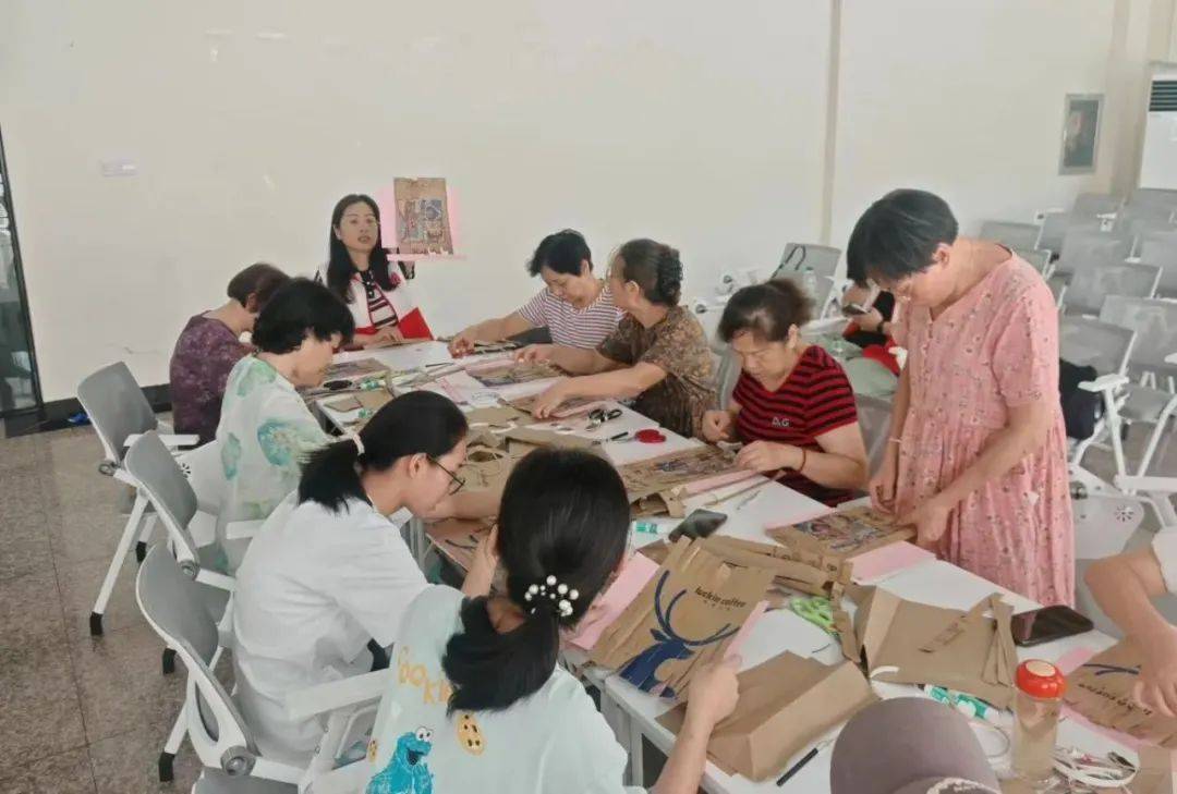 ！诸暨新时代文明实践中心上才艺了！PG麻将胡了试玩平台白T恤上作画(图2)