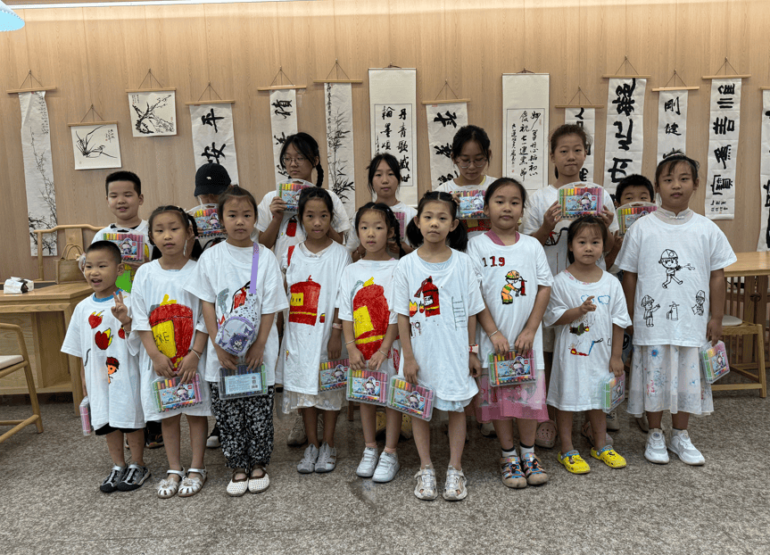 ！诸暨新时代文明实践中心上才艺了！PG麻将胡了试玩平台白T恤上作画(图5)