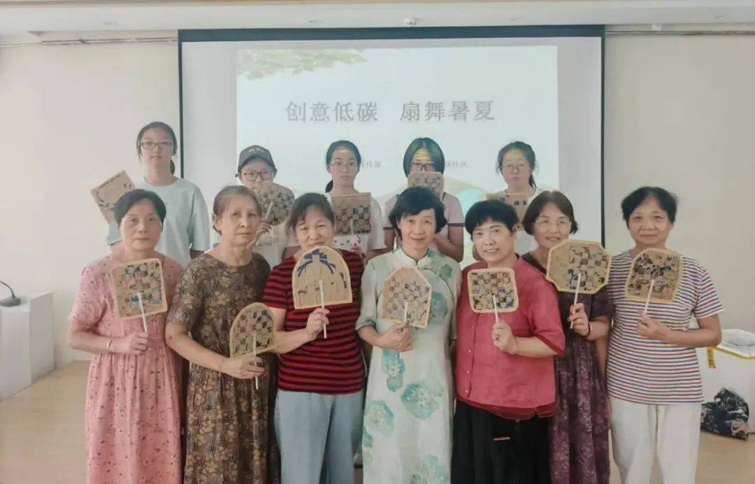 ！诸暨新时代文明实践中心上才艺了！PG麻将胡了试玩平台白T恤上作画(图4)