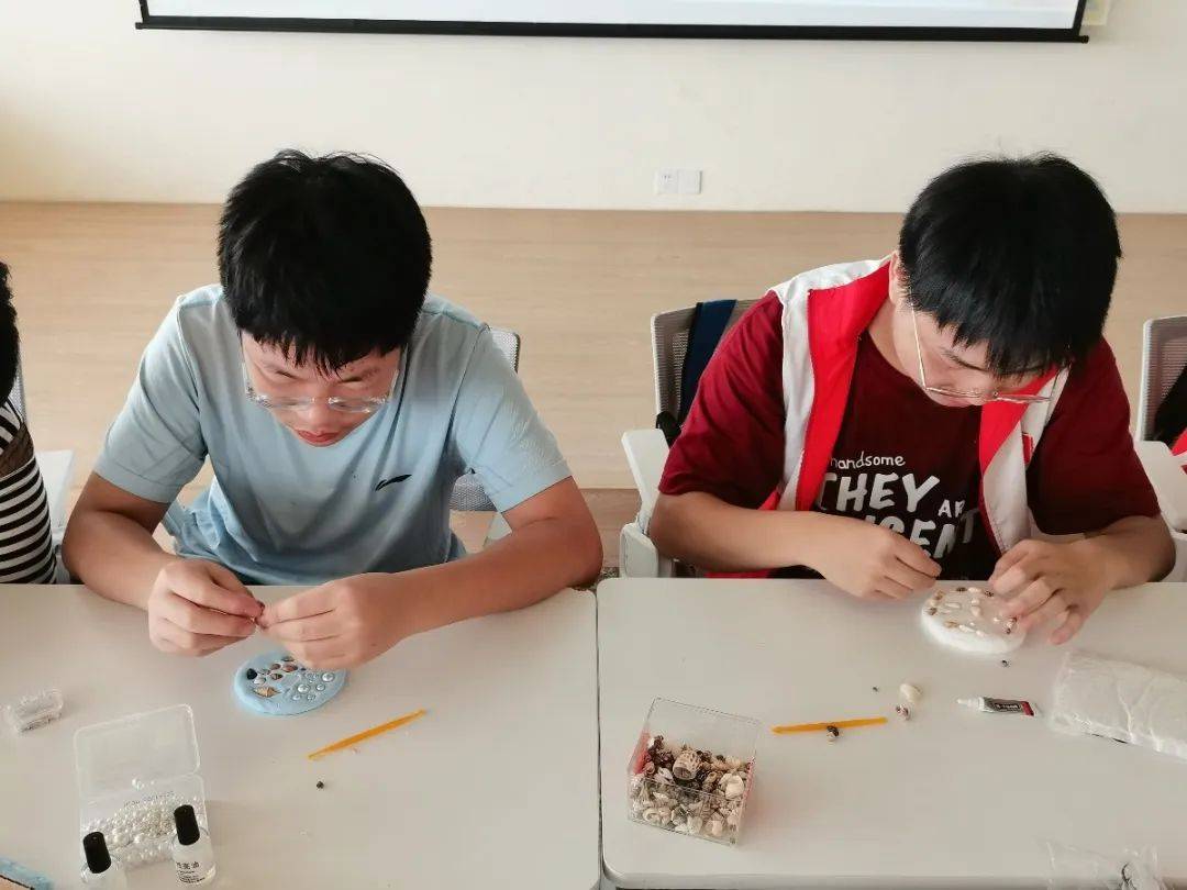 ！诸暨新时代文明实践中心上才艺了！PG麻将胡了试玩平台白T恤上作画(图8)