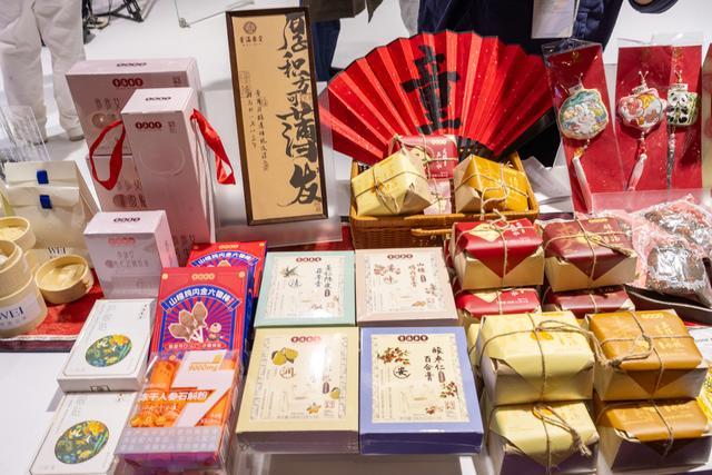 会文创首发长三角文博会上海老字号展现精彩设计麻将胡了免费试玩手提灯笼、冰箱贴…马年豫园灯(图2)